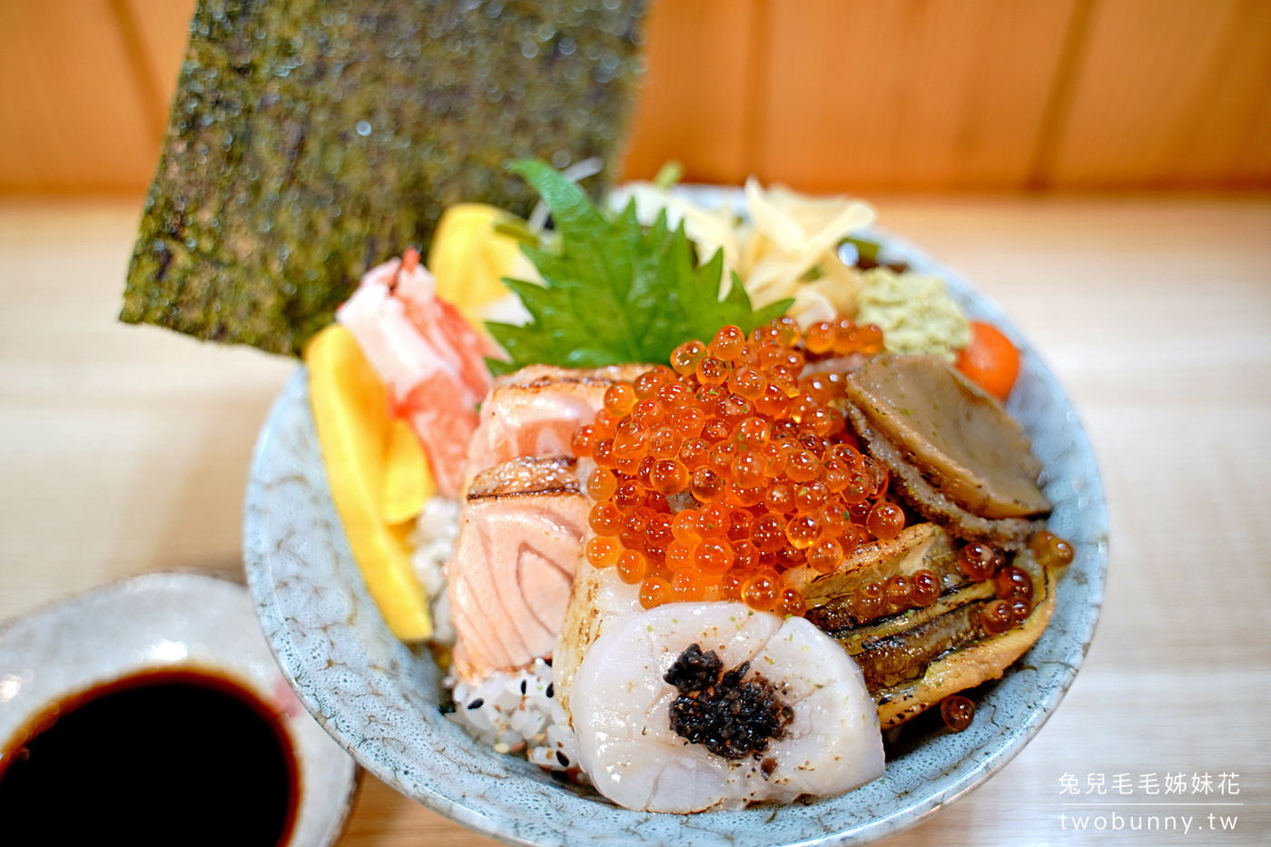 台北松山美食【又一村 丼飯 壽司 刺身】龍城市場平價日本料理小舖，50元味噌湯有整隻螃蟹 @兔兒毛毛姊妹花