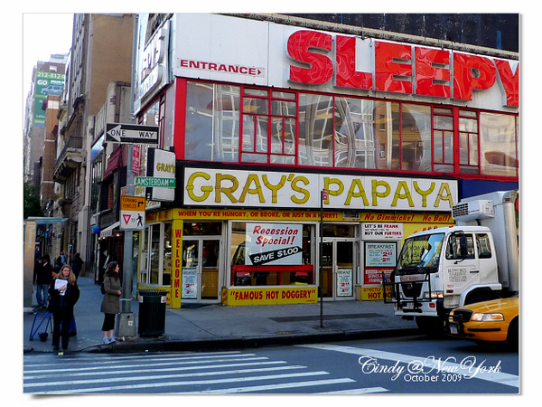 [2009 NewYork] Got Mail in New York~Cafe Lalo, Zabar&#8217;s, Gray&#8217;s Papaya @兔兒毛毛姊妹花