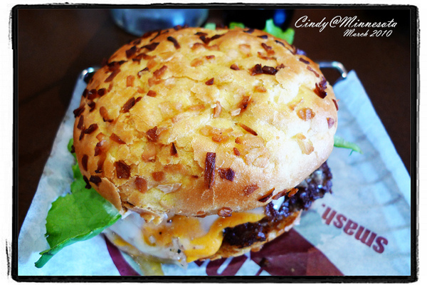 [EAT@TwinCity] Smash Burger = 摔爛的漢堡!!?? @兔兒毛毛姊妹花