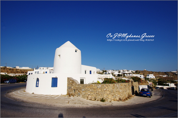 [2010 Greece] 。第八章。 Mykonos 的純白 Starbucks &#038; 孤單的波尼風車 @兔兒毛毛姊妹花