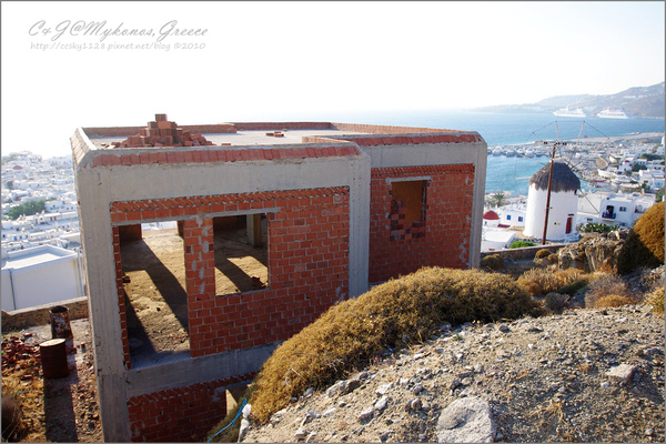 [2010 Greece] 。第八章。 Mykonos 的純白 Starbucks &#038; 孤單的波尼風車 @兔兒毛毛姊妹花